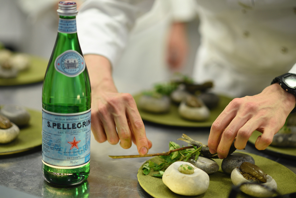 Composizione artistica di un piatto per la San Pellegrino Young Chef del 2018