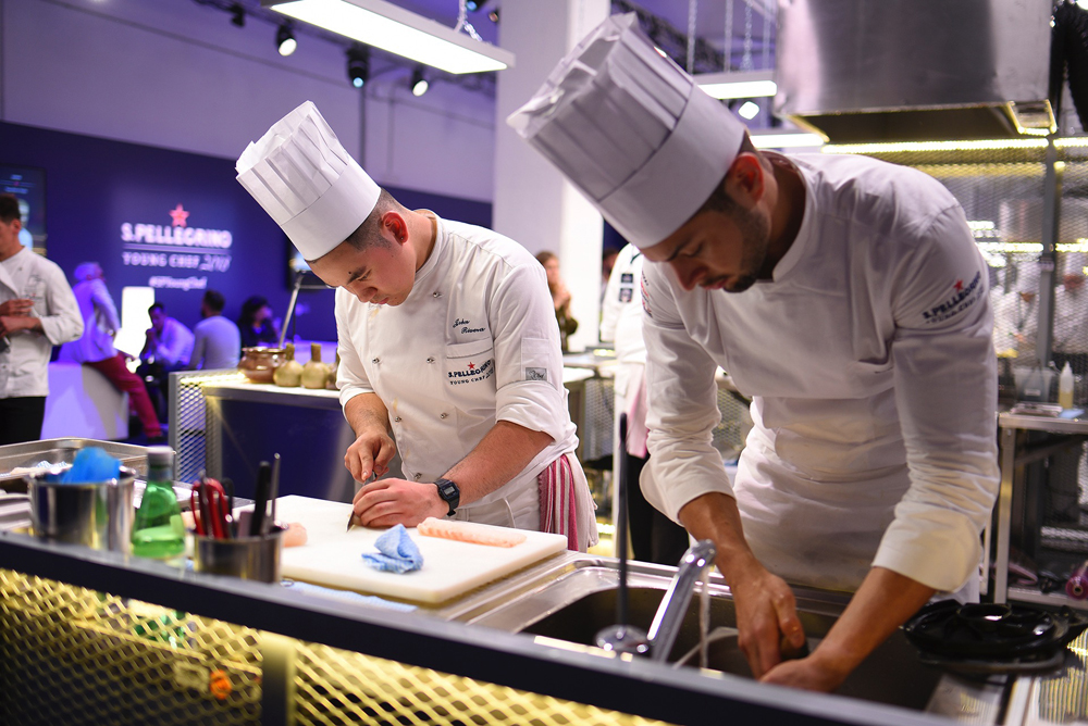 Due chef preparano gli ingredienti per un piatto per la San Pellegrino Young Chef del 2018