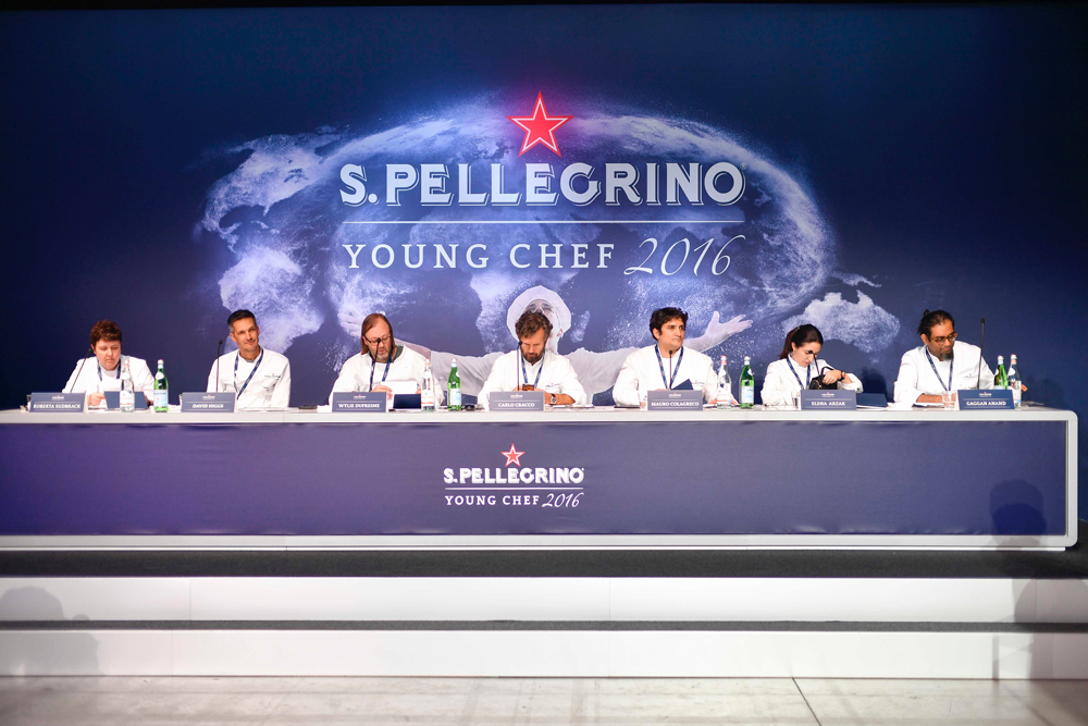 Fotografia della giuria mentre assegna dei voti durante la San Pellegrino Young Chef del 2016