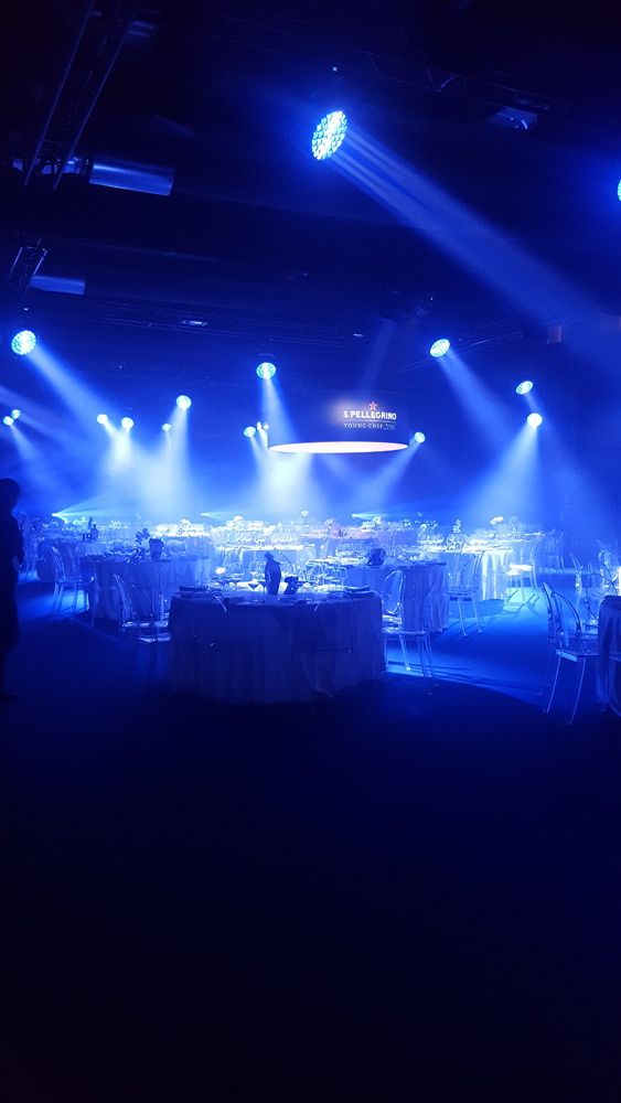 Giochi di luci nella sala della cena di gala per la San Pellegrino Young Chef del 2016